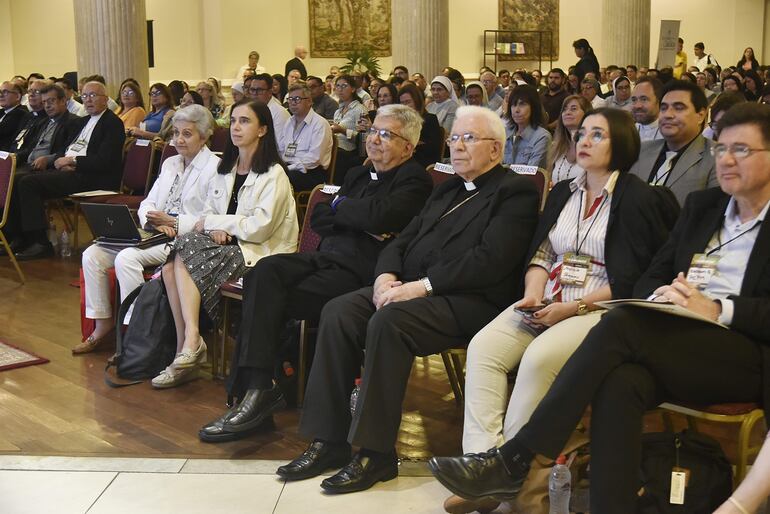 El cardenal Adalberto Martínez (centro, a la derecha) durante el segundo día del II Congreso Latinoamericano de gestión de casos de abuso sexual en la Iglesia.