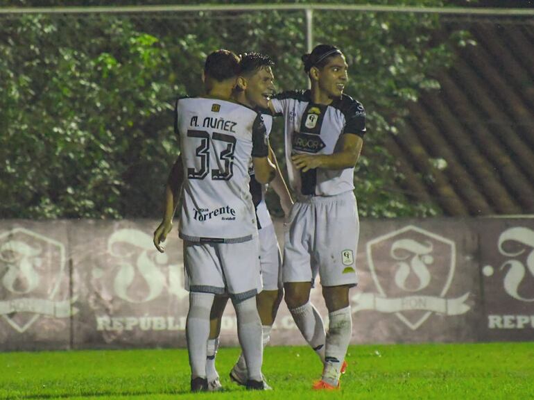 El atacante Bruno Recalde recibe las felicitaciones de Martín Núñez (33) y Matías Verdún, tras anotar el segundo gol de Tacuary. (Foto: APF)