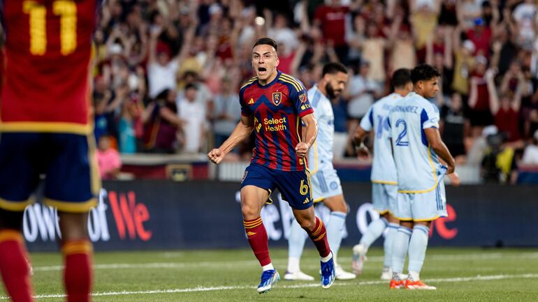 El paraguayo Braian Ojeda, jugador del Real Salt Lake, celebra un gol en el partido frente al Atlanta United por la Major League Soccer.