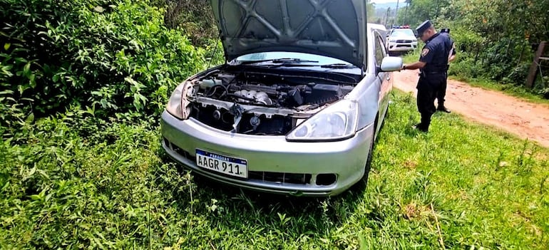 El automóvil que fue utilizado en el asalto fue abandonado en un camino vecinal. La chapa del rodado fue denunciado como robado en el 2022.