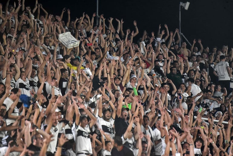 Los aficionados de Olimpia en la previa del partido contra Fluminense por los cuartos de final de la Copa Libertadores 2023 en el estadio Defensores del Chaco, en Asunción, Paraguay.