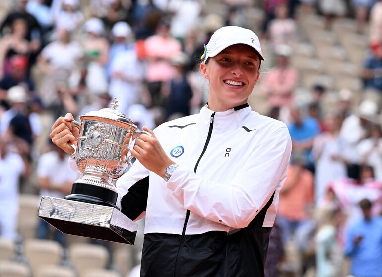 La polaca Iga Swiatek celebra con el trofeo de Roland Garros después de superar en la final a la checa Karolina Muchova en Paris, Francia.