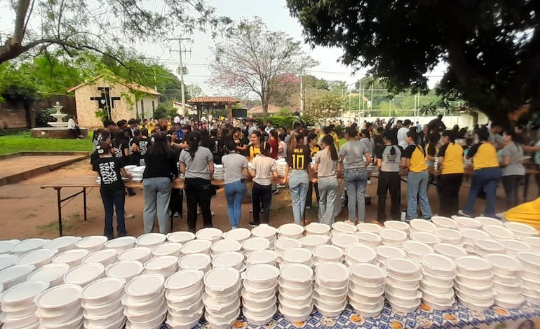 Unos 3.000 platos de tallarín fueron repartidos ayer por promeseros de la Virgen de la Natividad de María.