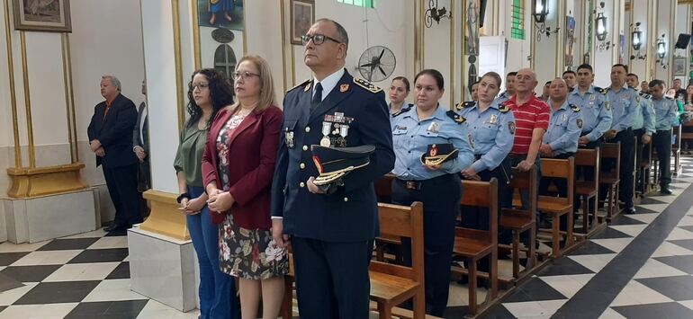 Los uniformados de la Policía Nacional de la Comisaría Primera participaron del acto religioso, además de autoridades locales.