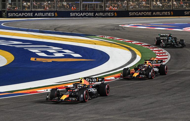 Los Red Bull Racing del mexicano Sergio Pérez (i) y el neerlandés Max Verstappen durante la sesión de clasificación en el Circuito Urbano de Marina Bay del Gran Premio de Singapur de la Fórmula 1.