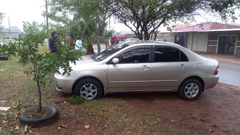 Automóvil del suboficial primero Carlos Fretes Brítez acribillado con varios disparos de arma de fuego.