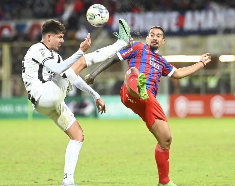 Lucas Romero, defensor de Tacuary, y Francisco Da Costa, delantero de Cerro Porteño, van a la disputa por el balón.