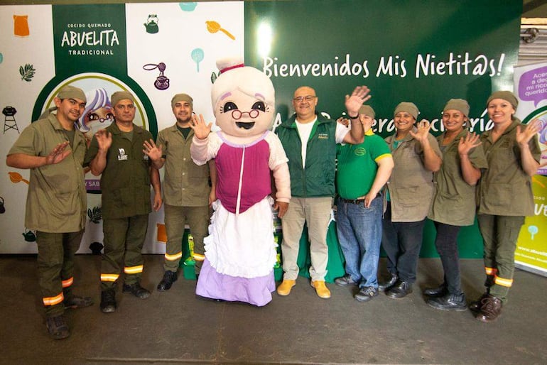 Con alegría, directivos y colaboradores de Abuelita anuncian que hay cocido quemado tradicional para rato.
