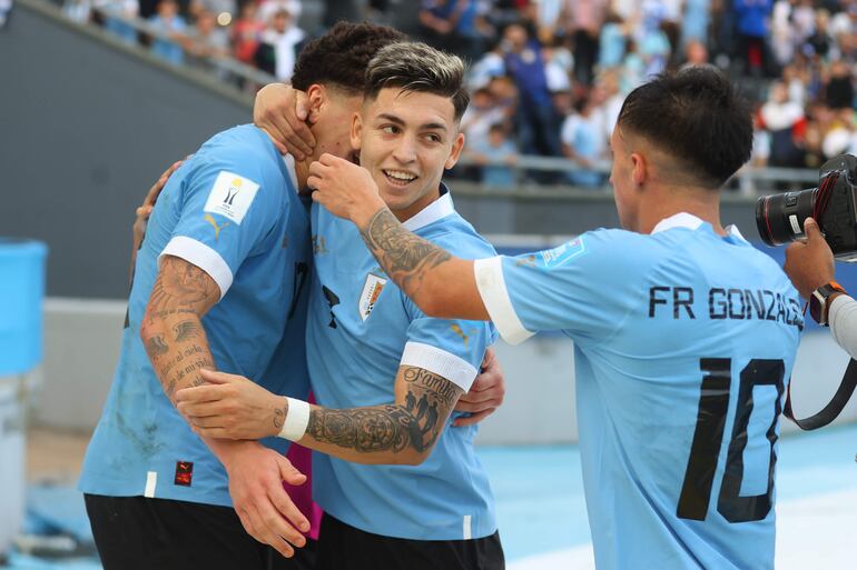 Anderson Duarte (c) de Uruguay celebra su gol hoy, en un partido de las semifinales de la Copa Mundial de Fútbol sub-20 entre Uruguay e Israel en el estadio Diego Armando Maradona en La Plata (Argentina).