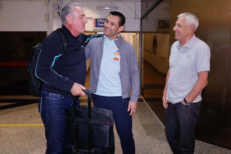 El argentino Gustavo Alfaro (i) durante la llegada al Aeropuerto Internacional Silvio Pettirossi para asumir la selección de Paraguay.