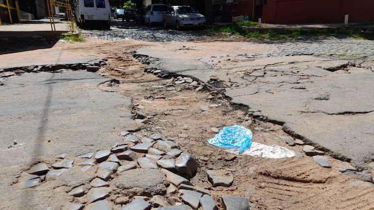 Destrozos en la calle Alejo García y Teniente Prieto, tras cambio de cañerías de la Essap.