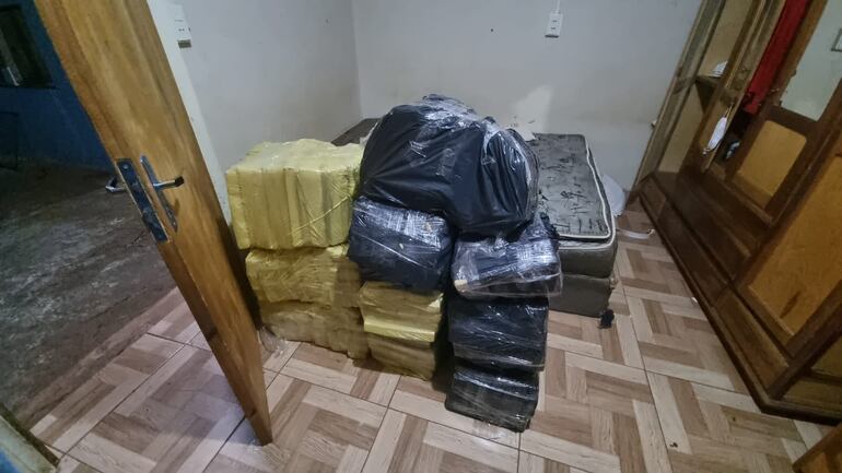 La carga de 284 kilos de marihuana prensada hallada en una de las habitaciones del inquilinato.