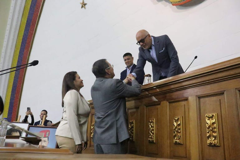 Fotografía cedida por la Asamblea Nacional de Aura Rosa Hernández y Conrado Pérez saludando a Jorge Rodríguez, presidente del organismo, tras tomar juramento como nuevos rectores durante un sesión este jueves, en Caracas (Venezuela).  El chavismo domina todos los poderes del Estado venezolano.