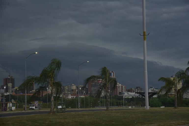 Cielo nublado y viento en la Costanera de Asunción.