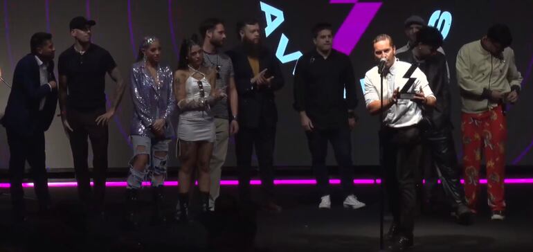 Kchiporros, Milkshake, Kaese y otros artistas que formaron parte de la canción "Alto sueño", en el escenario de los PROPYA Awards.