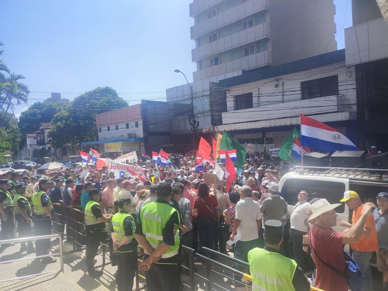 Integrantes de la Unión de Jubilados del Paraguay se movilizaron esta mañana frente a la Caja Central de IPS.