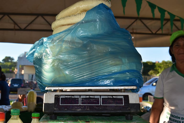 Imágenes de productos que se ofertane en la Feria de la Agricultura Familiar Campesina en la Costanera de Asunción este viernes.