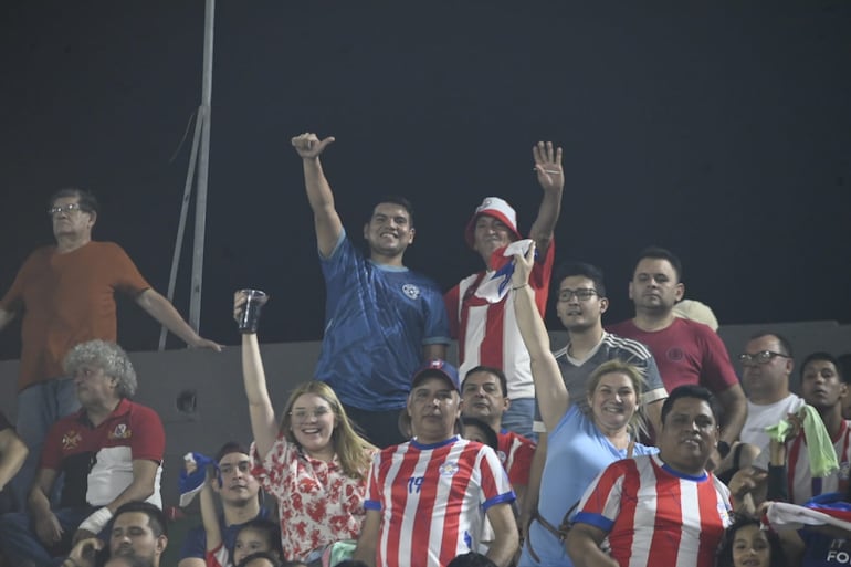 Los aficionados de Paraguay en el estadio Defensores del Chaco en la previa del partido contra Brasil por las Eliminatorias Sudamericanas 2026.