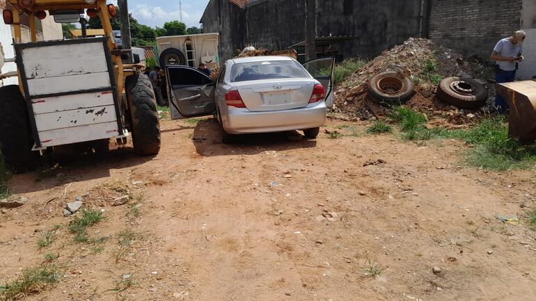Otro de los vehículos robados que fueron abandonados por los presuntos ladrones.