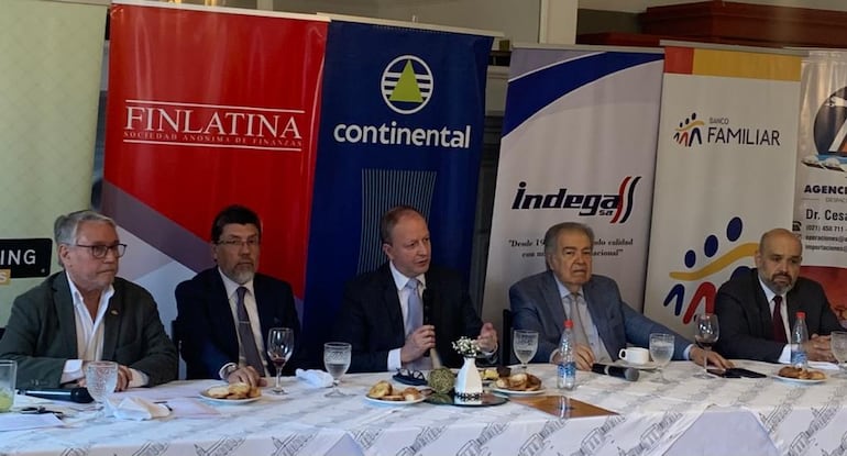 Rubén Ovelar, Angel Aguilera, Carlos Fenández V., Enrique Bendaña y Jorge Villagra, en la reunión de Cerneco.