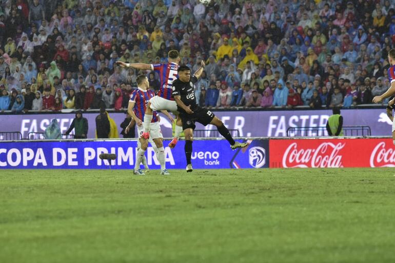 Momentos del superclásico entre Cerro Porteño y Olimpia por la fecha 17 del torneo Apertura 2024 del fútbol paraguayo en el estadio La Nueva Olla, en Asunción.