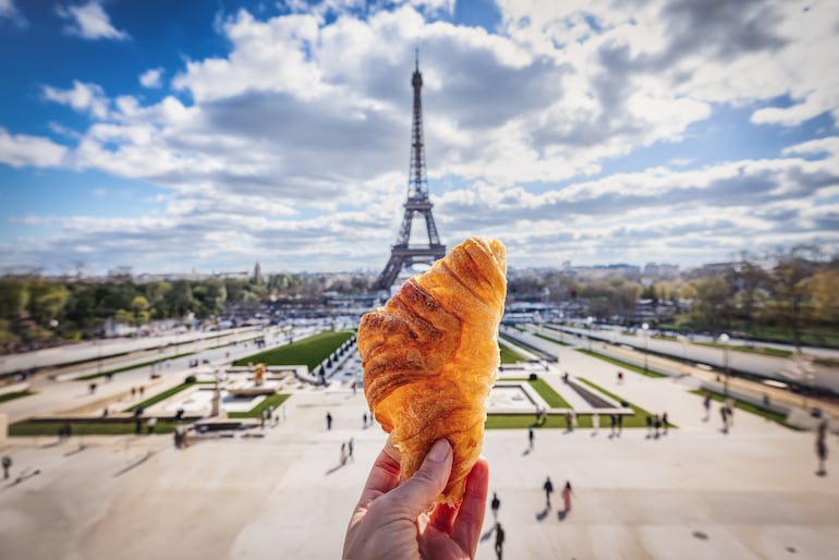 París: croissant con la torre Eiffel de fondo.