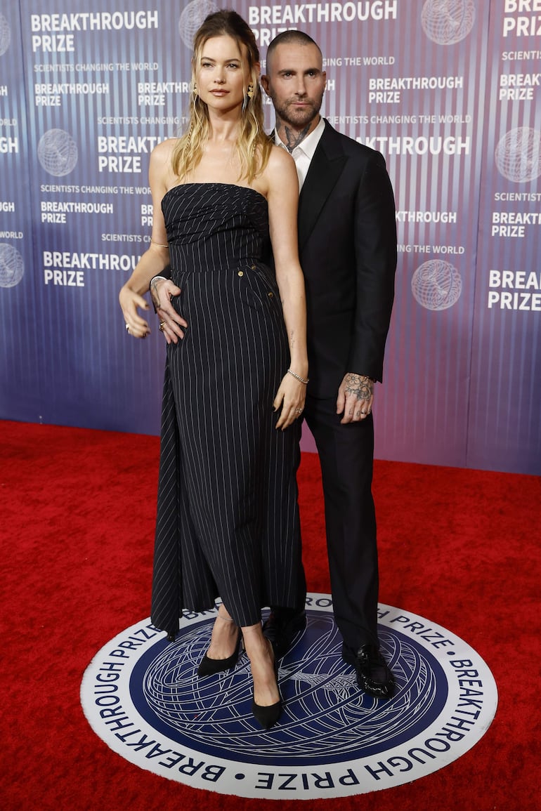 La modelo Behati Prinsloo y el cantante Adam Levine llegaron juntitos a los Breakthrough Prize. (EFE/EPA/CAROLINE BREHMAN)
