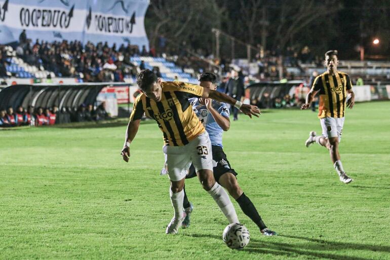 Guaireña y Guaraní juegan en el Parque del Guairá