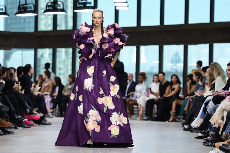 “Siempre busco la elegancia, la artesanía, el embellecimiento y el detalle perfecto”, se anunció en la tarjeta de presentación que cada asistente encontró en su silla debajo de una peonía rosa durante el desfile de Carolina Herrera.