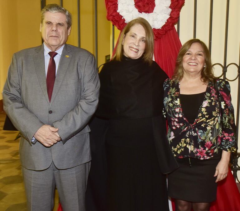 Gabriel Rodríguez, la embajadora del Perú, Milagros Castañón Seoane y Zoila Duarte.