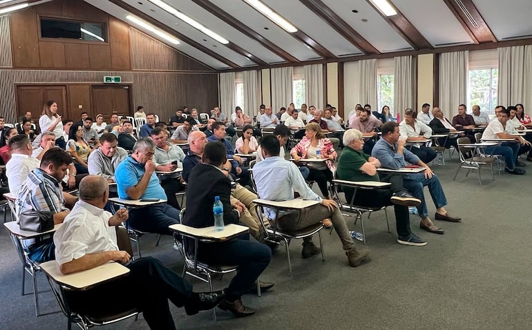 Intendentes se reunieron en el Centro Paraguayo Japonés para debatir sobre la ley que centraliza los recursos del almuerzo escolar.