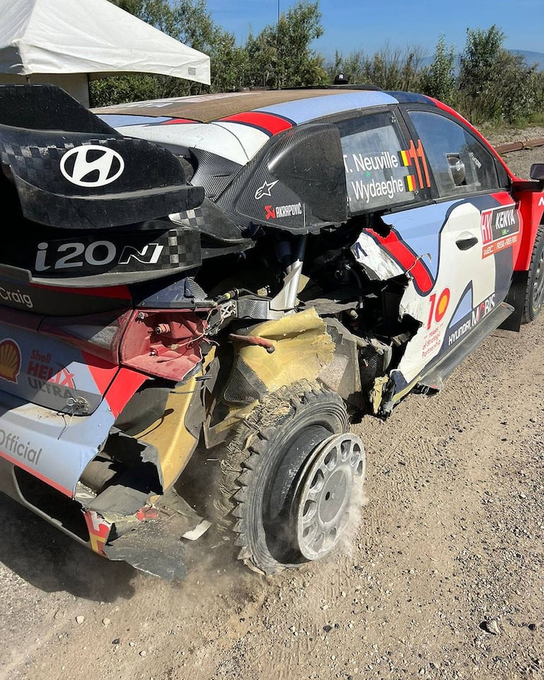 Así quedó el Hyundai i20 N de Thierry Neuville luego de un golpe. 