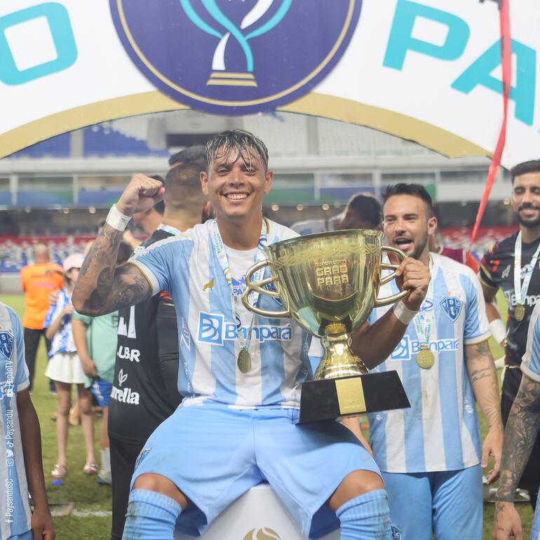 Pedro Delvalle posa sonriente con el trofeo de la Supercopa que conquistó con el Paysandú Sport Club.