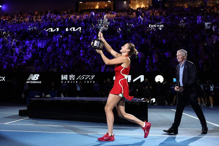 La tenista bielorrusa Aryna Sabalenka celebra la conquista del Abierto de Australia 2024 en el Rod Laver Arena del Melbourne Park, en Melbourne, Australia. 