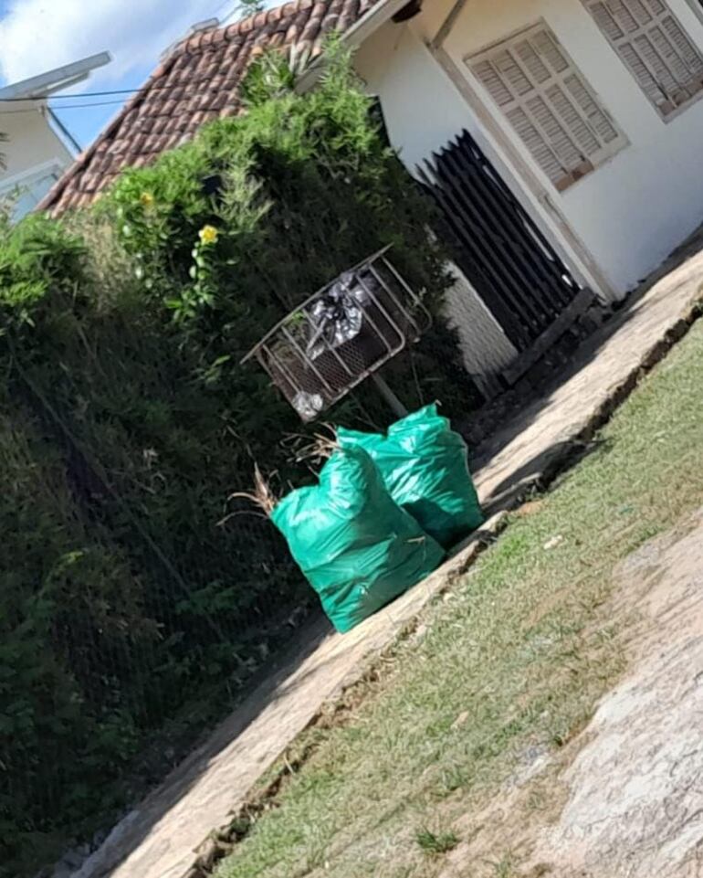 Frente a cada domicilio del barrio Centro se juntan las bolsas de basura que hace días están sin ser retirados por la empresa recolectora.