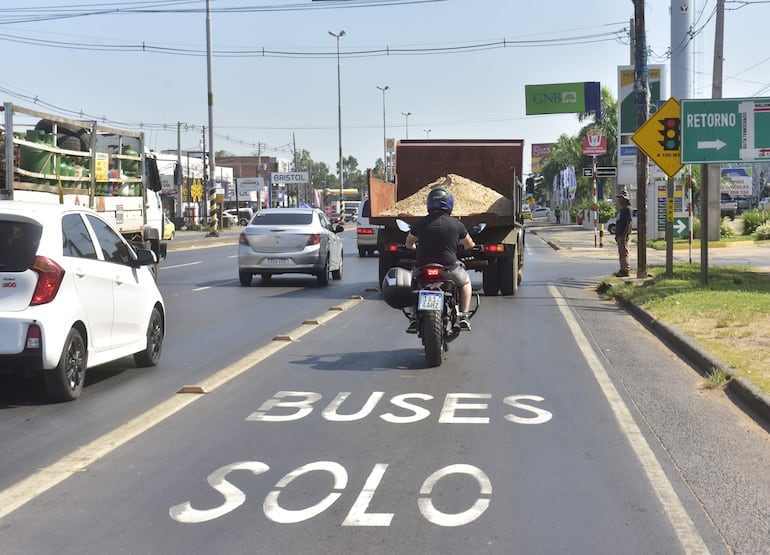 Vehículos de diferentes portes circulan por el carril para buses, pero ayer no se observó a ningún agente para educar.