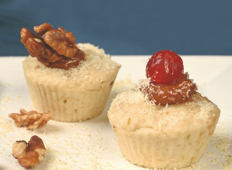 Muffins de coco y limón, rellenos de dulce de leche.