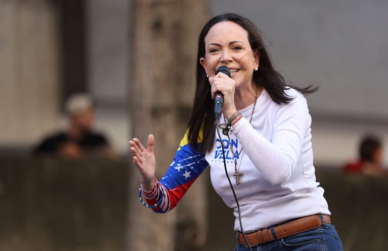 La líder opositora venezolana María Corina Machado hace un gesto mientras se dirige a sus partidarios durante una protesta convocada por la oposición en vísperas de la investidura presidencial en Caracas.