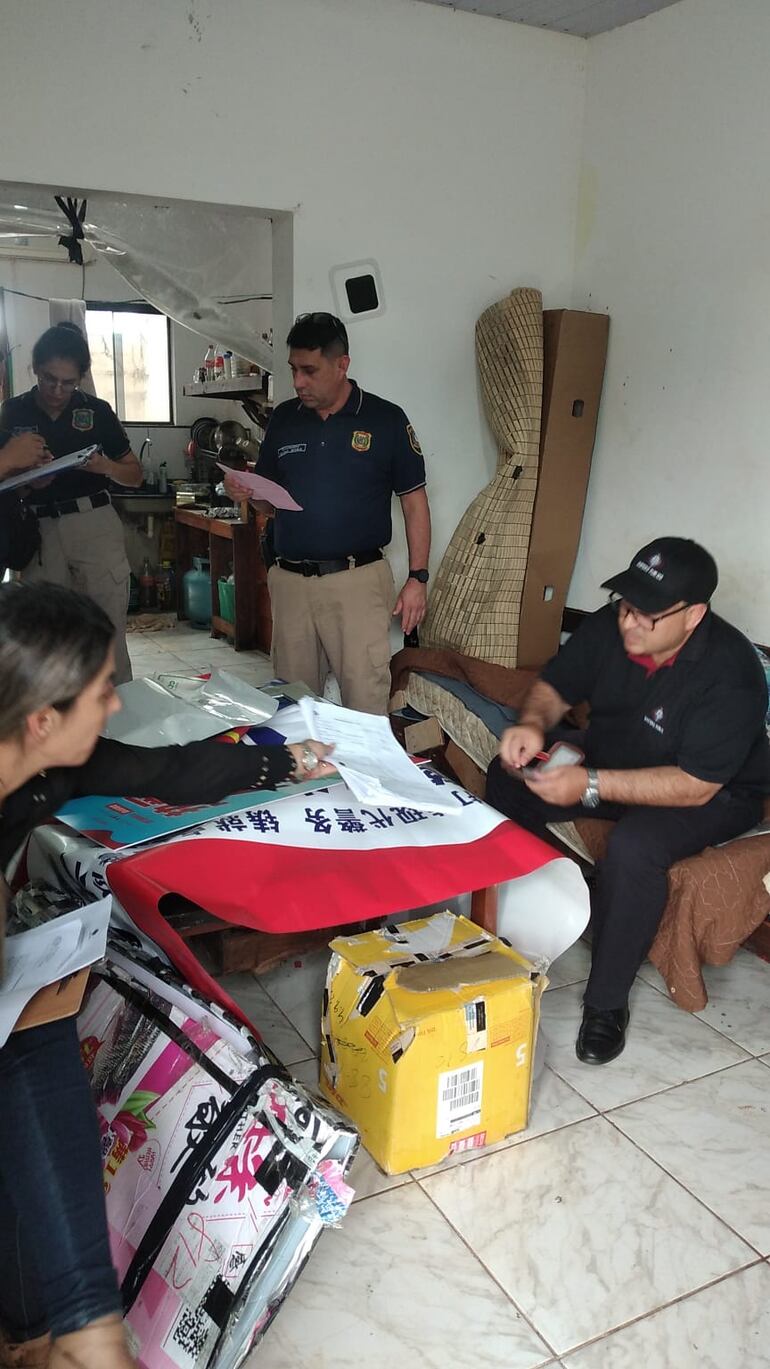 Representantes de la Policía y el Ministerio Público llevaron a cabo el procedimiento este lunes en Minga Guazú. 