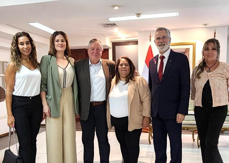 La Ing. Delia Núñez, presidenta de la Comisión de Medio Ambiente y Desarrollo Forestal de la Asociación Rural del Paraguay (ARP); la presidenta del Infona, Ing. Cristina Goralewski; el Ing. Héctor Cristaldo, presidente de la Unión de Gremios de la Producción (UGP); la directora de Planificación del Mades, Lilian Portillo; el embajador de Brasil, el embajador del Brasil, José Antonio Marcondes de Carvalho; y la lic. Sonia Tomassone, asesora de la Cámara Paraguaya de Exportadores y Comercializadores de Cereales y Oleaginosa (CAPECO).