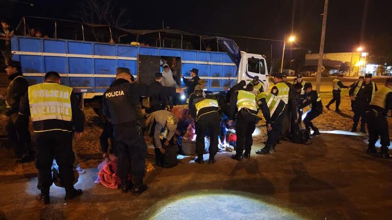 Agentes de varias comisarías participaron del cateo de los dos camiones que trasladaban a los manifestantes.