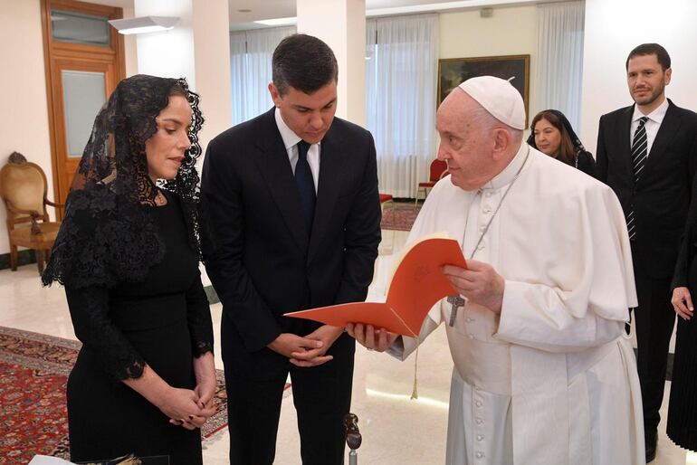 Leticia Ocampos y Santiago Peña se reunieron esta mañana con el papa Francisco.