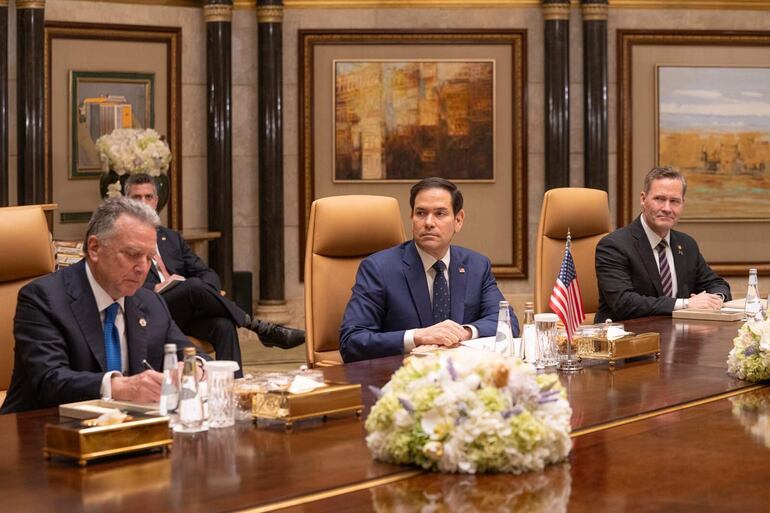 El Secretario de Estado de Estados Unidos, Marco Rubio (c), el enviado estadounidense a Oriente Medio, Steve Witkoo (i), y el Consejero de Seguridad Nacional de la Casa Blanca, Mike Waltz (d), durante la reunión mantenida por los jefes de diplomacia de Estados Unidos, Marco Rubio, y Rusia, Serguéi Lavrov, celebrarán este año en Riad.