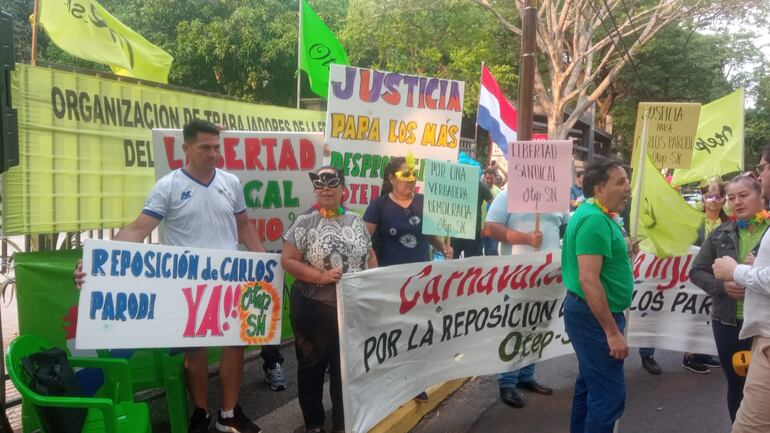 Manifestación docente "carnaval contra la injusticia" exige reposición de cargo para Carlos Parodi.