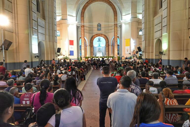 Los fieles participan de una de las misas, pero en el interior de la Basílica.