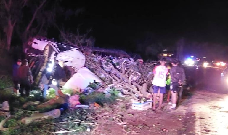 El tractocamión volcó al costado de la ruta tras la colisión frontal. 