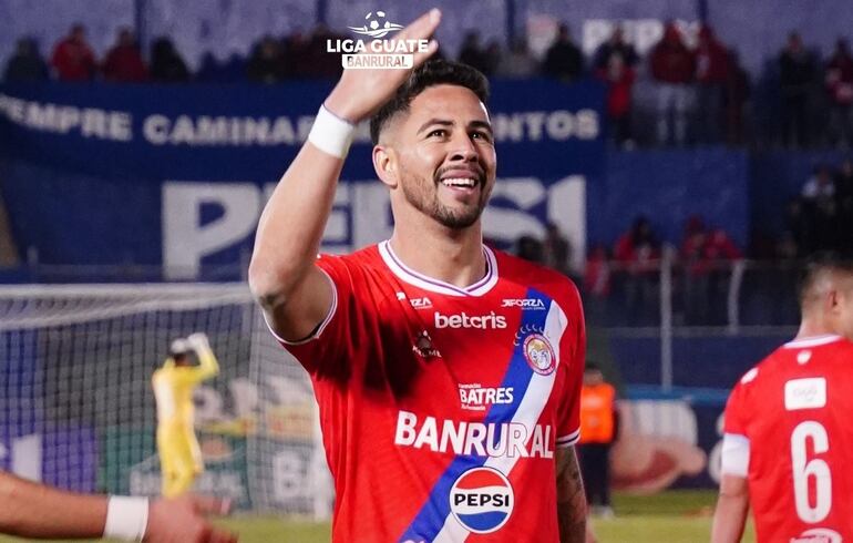 Pedro Báez celebra uno de los tres goles que marcó el jueves para el Xelajú.