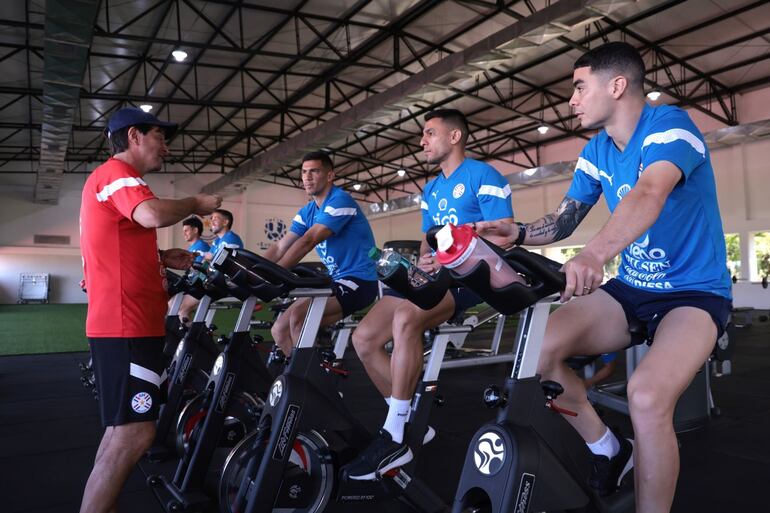 Daniel Garnero conversando con Fabián Balbuena, Junior Alonso y Miguel Almirón