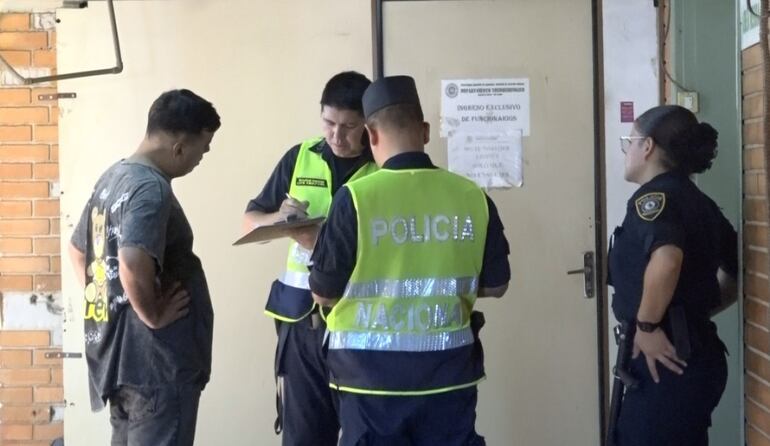 Cristian Núñez, papá del bebito herido, conversa con policías.