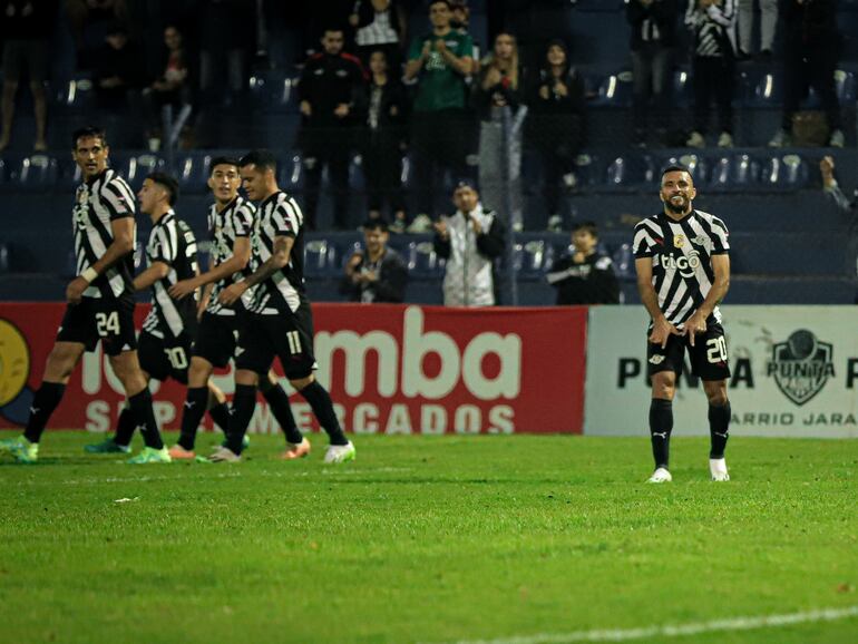 Antonio Bareiro (d), jugador de Libertad, celebra un gol contra Sportivo Ameliano por la cuarta fecha del torneo Clausura 2023 del fútbol paraguayo en el estadio Luis Alfonso Giagni de Villa Elisa.